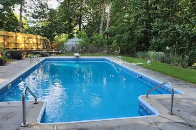 Image de Private Urban Oasis: Basement Apartment Near Airport!
