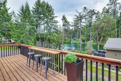Image de Anderson Island Home w/ Deck: Steps to Lake!
