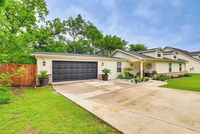 Image de 3 Mi to Lake Ray Roberts: Luxe Pilot Point Home