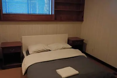 Image de Budget basement room with shared washroom