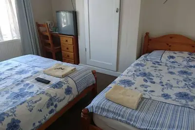 Image de Chambre familiale confortable avec télévision, Wifi rapide gratuit, 3 couchages