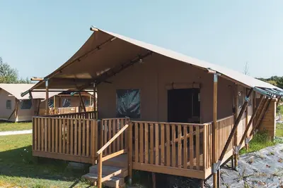 Image de Tente de camping avec cuisine sur l'IJsselmeer