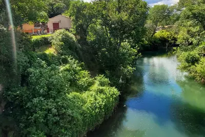 Image de maison en bord de rivière