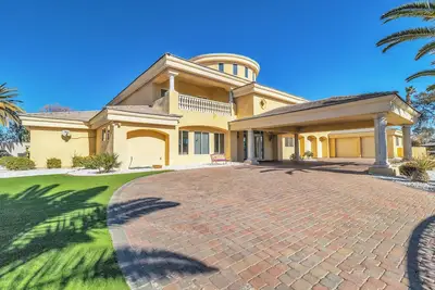Image de 15, 000 sqft Mansion 5 min from strip! 1. 5 acre compound.