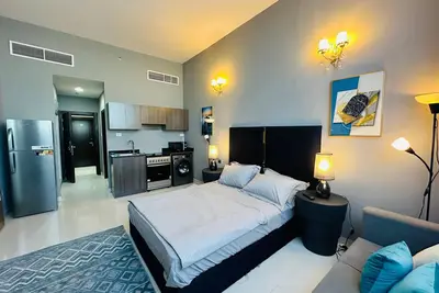 Image de Studio apartment on suitable location shiekh zayed road