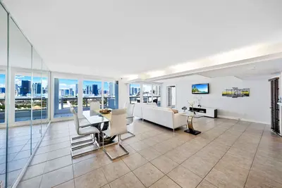 Image de 2 Bedroom Gleaming Skyline Views