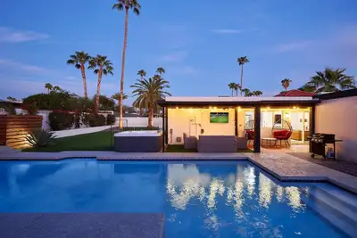 Image de Desert Rose-Hot Tub-Pool heat avail-Fire pit-Golf!