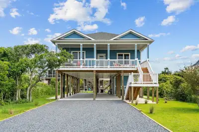 Image de 2min Walk to Beach, Local Cafes and Shops, New Build!