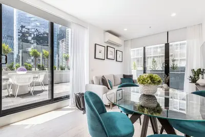 Image de Indoor-Outdoor Living In Sophisticated City Condo