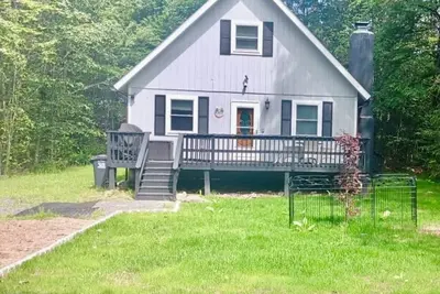 Image de Beautiful & cozy chalet in the Pocono Mountains awaits! Discover all-season fun!