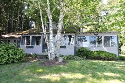 Image de Quintessential Winnipesaukee Lake Cottage Sleeps 8 with Views and Dock