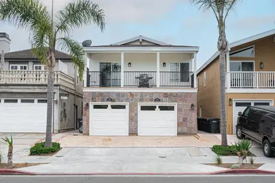 Image de Quaint lower unit just 3 houses from the beach