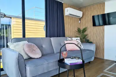 Image de Maison luxueuse sur l'eau pour 4 personnes.
