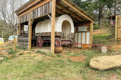 Image de Covered Wagon Overlooking Pond