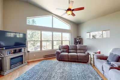 Image de Charming Retreat with Panoramic Views, Private Washer/Dryer & Free Internet