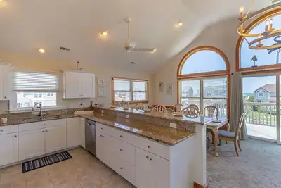Image de Semi-oceanfront home w\/ community pool & beach access less than 300' away!
