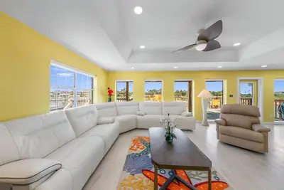 Image de A Beautiful Waterfront Home, Amazing Views, Fishing, Boat Slips, Pet Friendly.