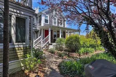 Image de Ptown Paradise Farmhouse in the perfect, central location!