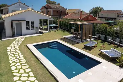 Rustic Charm Villa with Private Pool, Hot Tub and 3 minutes walk to the beach