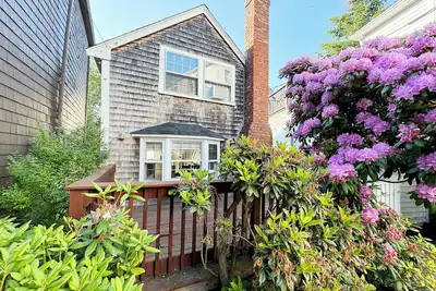 Image de Old Town Cottage Near Crocker Park and the Marblehead Harbor. Includes Parking!