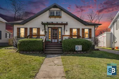 Image de Pool, sleeps 9, close to downtown, fenced in yard