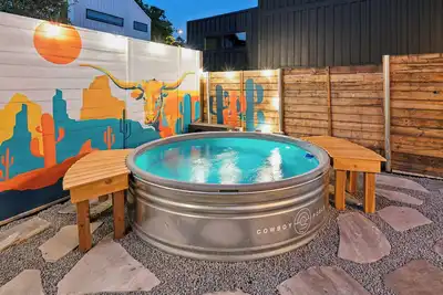 Image de Heated Cowboy Pool: Modern Austin Retreat