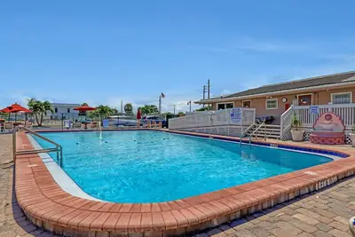 Image de Just Cocoa Beachy - Cozy dog friendly beachside condo with pool and beach access!