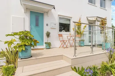 Image de This cottage exudes charm, Immaculate interiors, tasteful décor, and comfy furnishings.