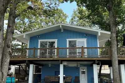 Image de 3 bd+den! Lakefront, family-friendly home with dock, in a prime location! !