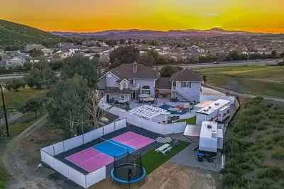 Image de Retro Ranch-10bd-Pool-Hot Tub-Games-Pickleball