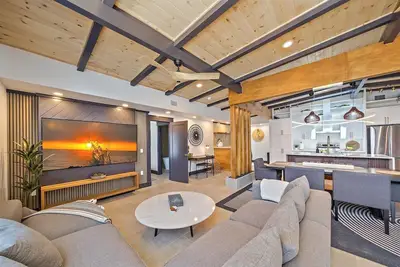 Image de Designer home minutes from downtown! 6 beds 3 full bathrooms