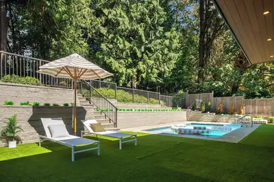 Image de Opulent Retreat Pool, Spa, Hot tub & Theater