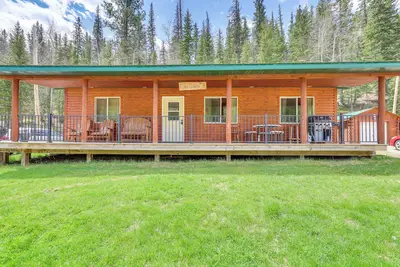 Image de Wraparound Deck & Grill: Deadwood Cabin