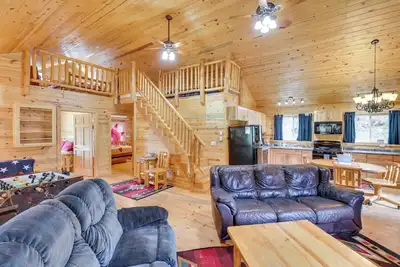 Image de Deadwood Cabin w/ Foosball Table, Near Sanford Lab