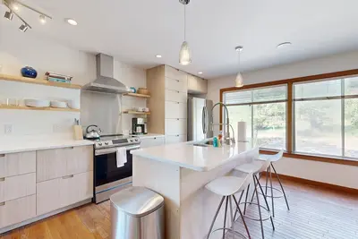 Image de Spacious House with Modern Comforts and Nature's Playground Await