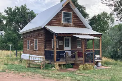 Image de Charming Creekside Cabin next to 4 Mile Creek with mountain views. Dog friendly!