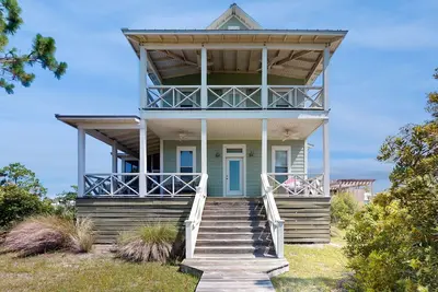 Image de Coastal cottage with private W/D, WiFi, and shared pool