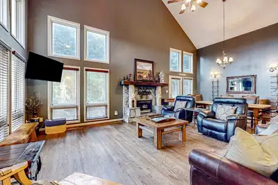 Image de Spacious Mountain Lodge near Boone with Stunning Views, Hot Tub, and Game Room