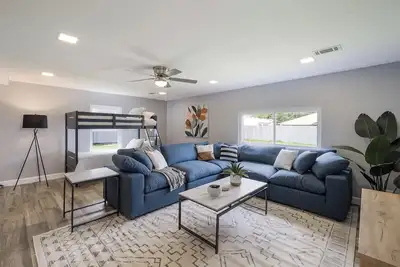 Image de 4bd Flat, Sleeps 10 - kids playroom w/bunkbed! 🐾 Pets Ok, Near Public Pool!