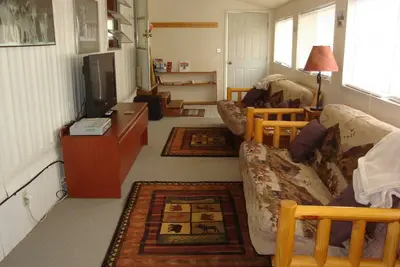 Image de Yellowstone Wildlife Cabins - Wolf Home - sleep up to 6 - less than a mile to Yellowstone! !