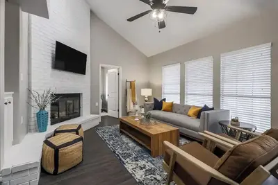 Image de Cozy 3br, Fenced Yard, Walk to Public Pool, Pets Ok