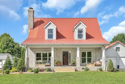 Image de Cozy Farmhouse Cottage. Family retreat in Historic Franklin. Hot Tub!