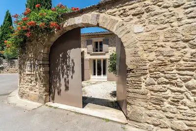 Image de 'Le Mazet en Provence de Cabrières-d'Avignon Gordes Luberon' avec terrasse, jardin privés et Wi-Fi