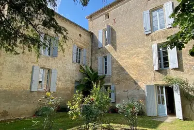 Image de Maison de Maitre superbement restaurée. Profitez-en avec vos amis et proches.
