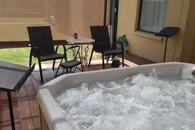 Image de Three Bedroom 2 bath on a quartet acre. A lush oasis in the desert.