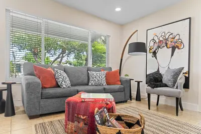 Image de Koko Chateau - 2 BRs/ 1 Ba charming house with lots of private outdoor space.