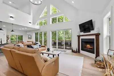 Image de Brand New, 3 Story Luxury Lakehouse On Beaver Lake, With Hot Tub & Fire-Pit!