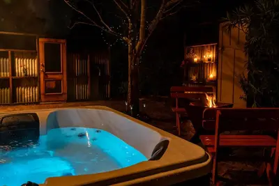 Image de Romantic rustic cabin w\/hot tub and firepit -central to village, pet friendly!