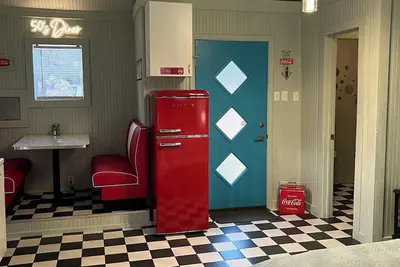 Image de Adorable 50's-themed cabin at River's Edge Campground w/ resort amenities. \n