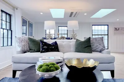 Image de 2-Bed Penthouse with Rooftop Deck in Old Town, Harbor Peeks and Parking